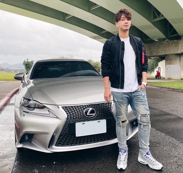 ▲購入人生第一部愛車，潘逸安選擇轎跑車Lexus IS200t。