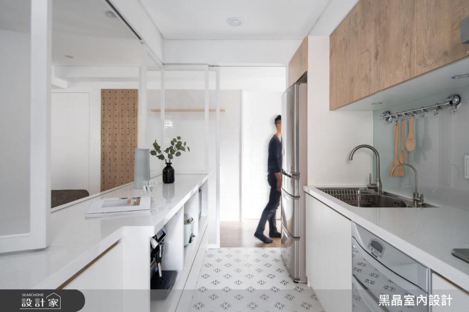 <p>案例三、廚房在中島上方設置白色鐵件折疊窗，一半透明、一半噴砂的玻璃材質，讓陽光能夠照亮廚房的花磚地坪，又能因應情況切換隱私程度。</p> 