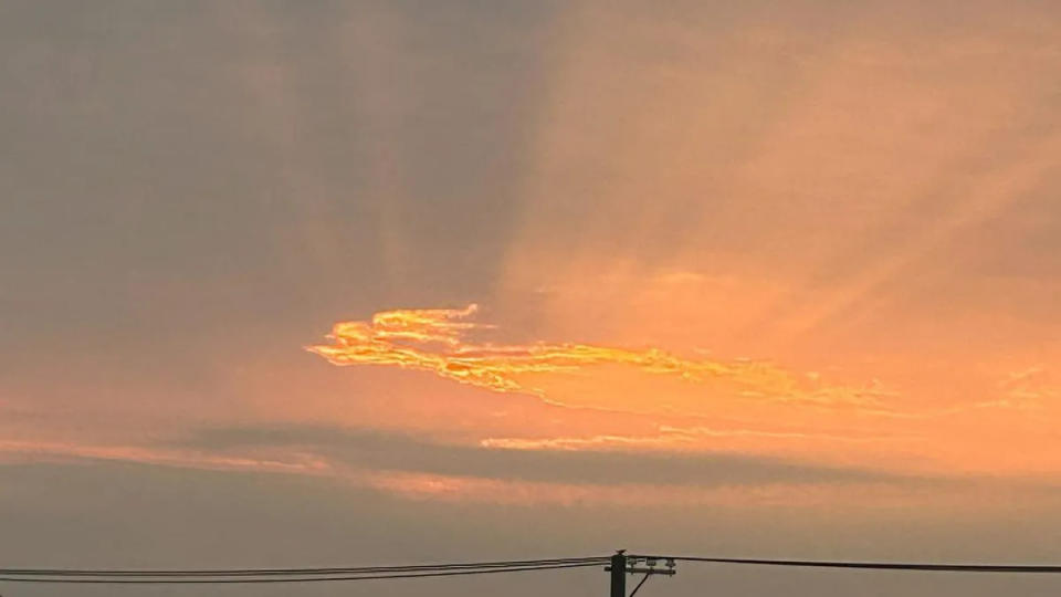 <strong>台南麻豆的天空出現「金龍」狀的雲朵，引人注目。（圖／翻攝自Facebook@麻豆人大集合）</strong>