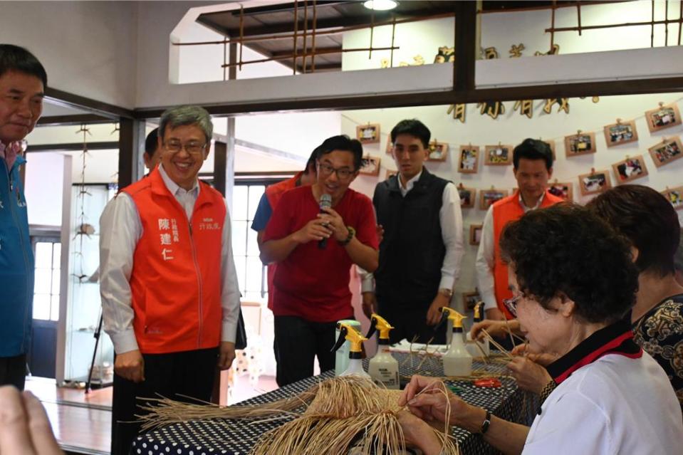 行政院長陳建仁參觀學員學習藺草技藝。（李京昇攝）