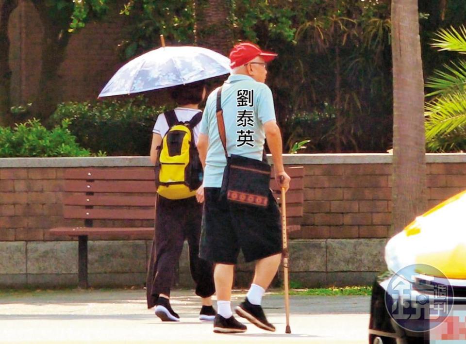 08 : 57 劉泰英與明璇2人保持距離、一前一後前往台灣大學農業試驗所。