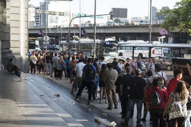 La fila sale de la estación y recorre los alrededores de la estación Constitución