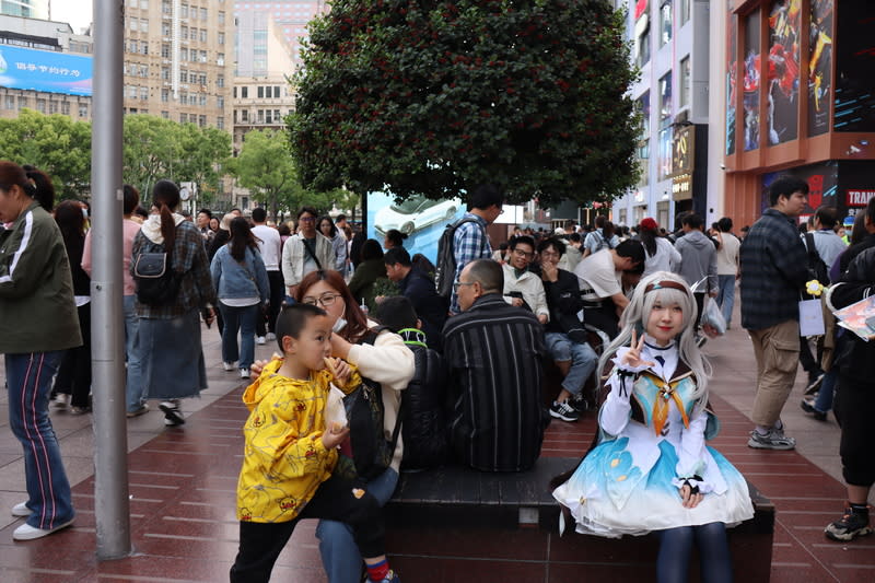 上海「五一」長假遊客多  Coser現身南京路 「五一」假期首日，上海天氣不錯，南京路步行街滿 是遊客，不少Coser也打扮成動漫角色出現在其中。 中央社記者張淑伶上海攝  113年5月1日 