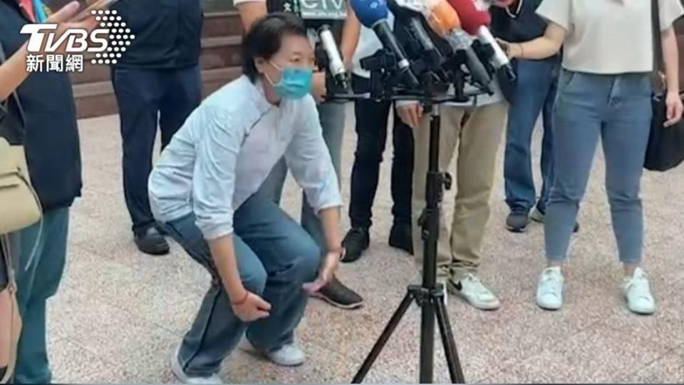 無黨籍台北市長參選人黃珊珊9日受訪時親自示範「深蹲」。（圖／TVBS）