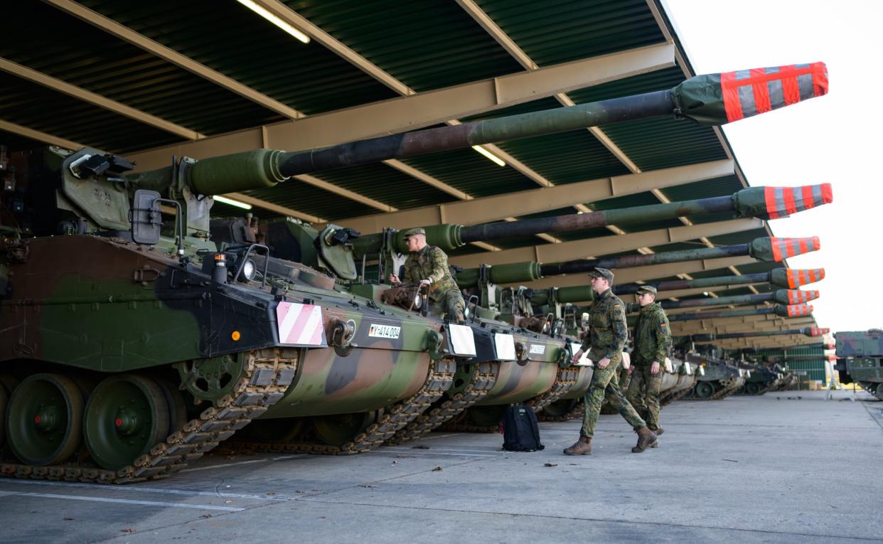 Sechs Panzerhaubitzen 2000 (PzH 2000) der Bundeswehr werden auf ihren Transport vorbereitet. - Copyright: picture alliance/dpa | Philipp Schulze