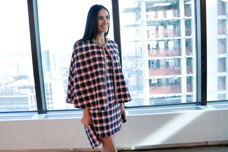 La actriz Demi Moore luce espléndida ante los flashes con un traje a cuadros antes del desfile de la diseñadora Carolina Herrera durante la Semana de la Moda de Nueva York