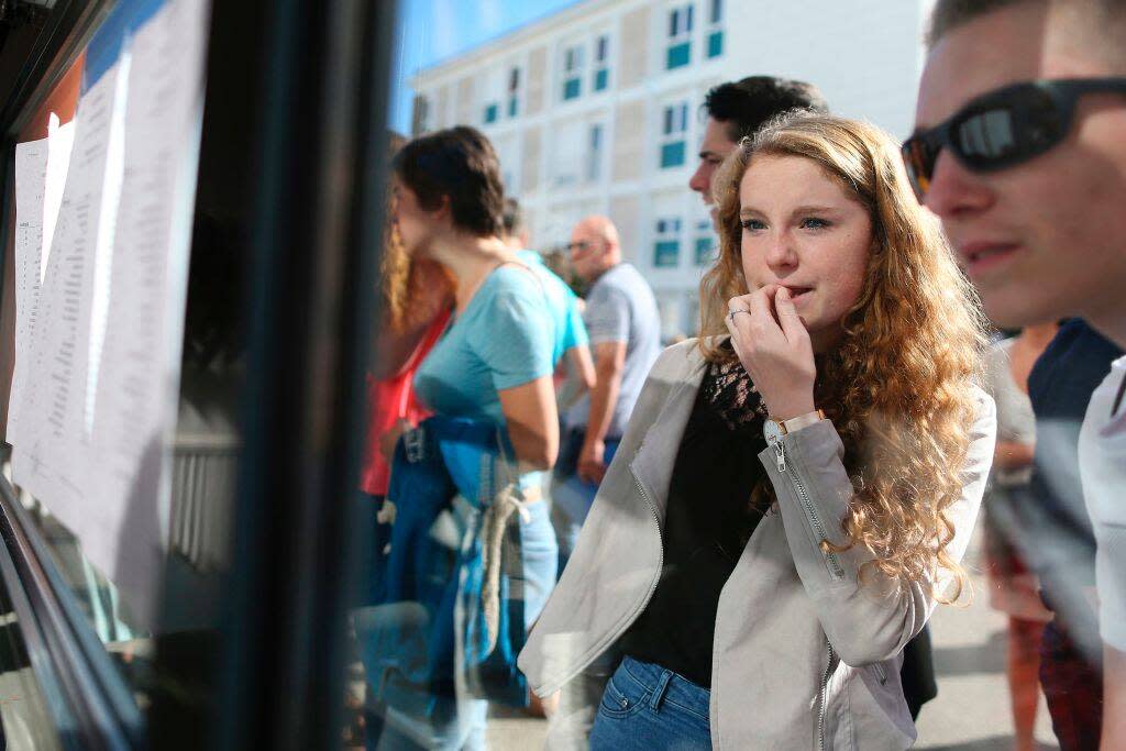 Des étudiants réagissent alors qu’ils vérifient les résultats de l’examen du baccalauréat, le 5 juillet 2017 à Cherbourg-Octeville, dans le nord-ouest de la France. 