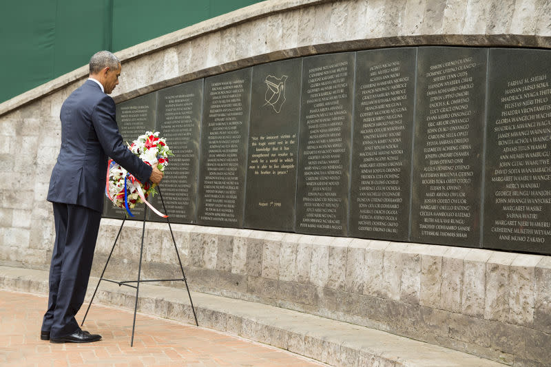 歐巴馬訪問肯亞，24日在美國大使館爆炸案的紀念公園悼念死者。（美聯社）