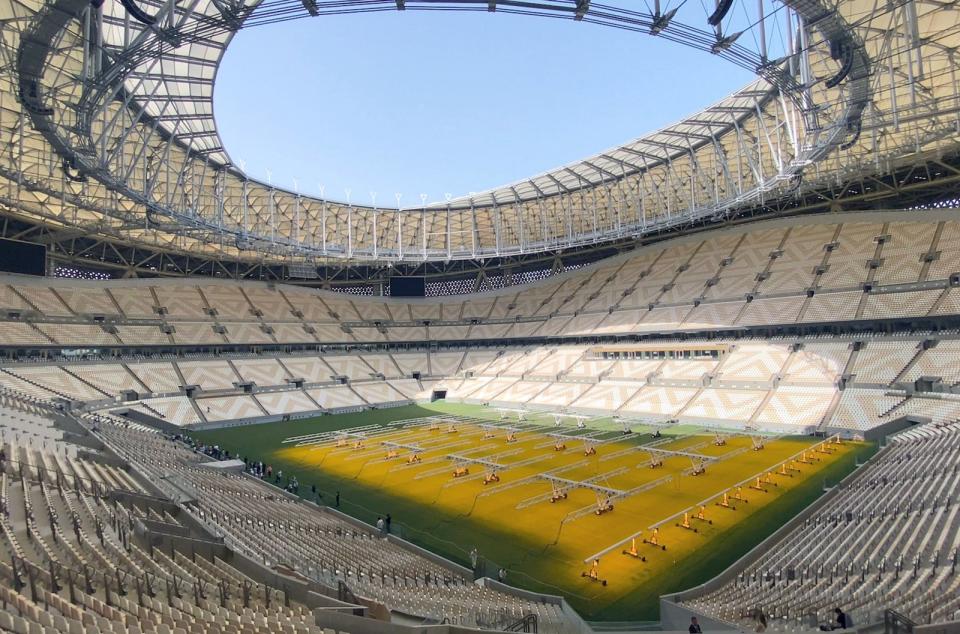 Ausländische Arbeiter bauten unter unzulänglichen Bedingeungen die Stadien der Fußball-WM 2022. Das Land besitzt das größte Gasfeld der Erde und ist daher unermesslich reich. (Bild: ARTE / Brainworks)