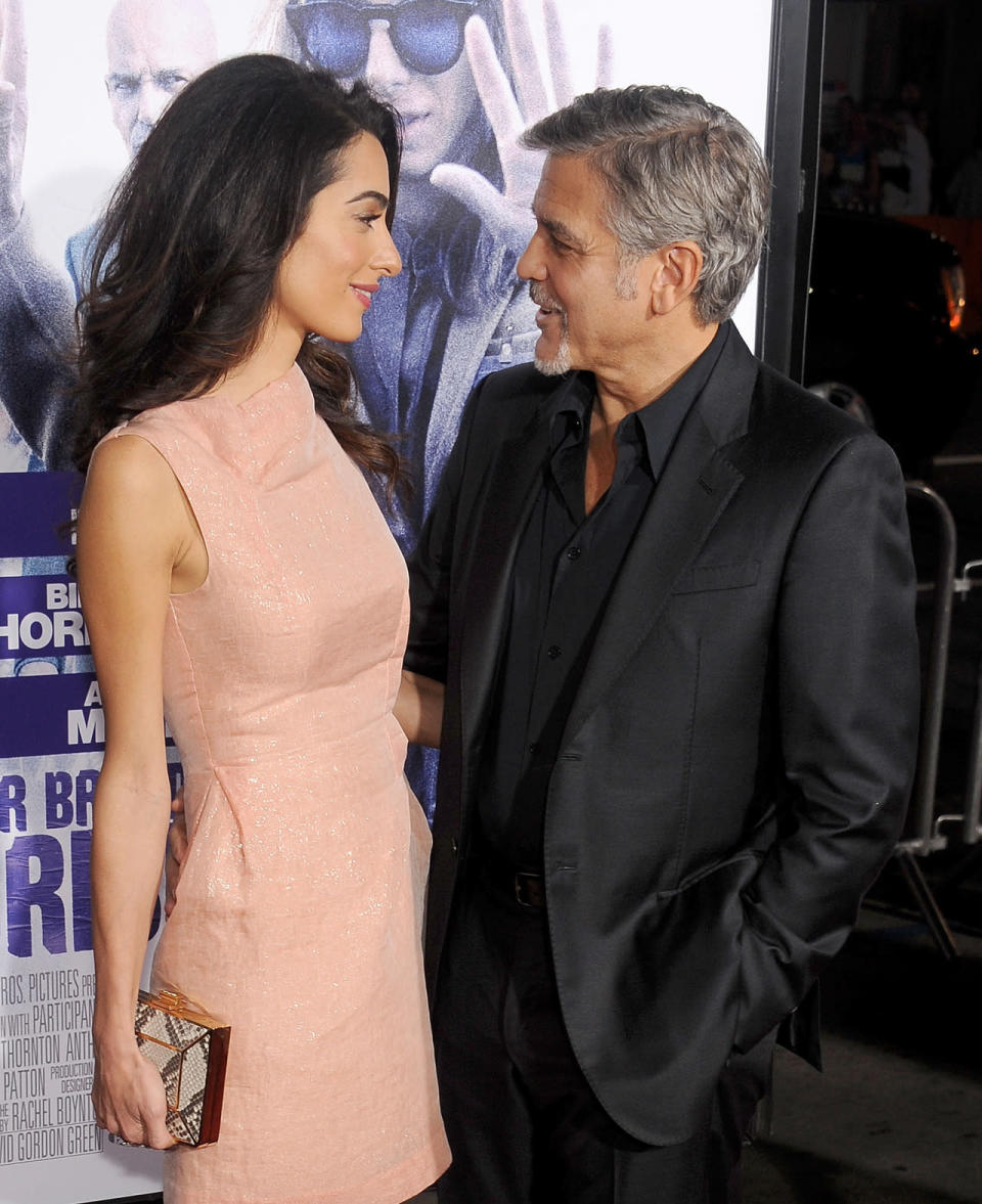 George Clooney n’a pas été insensible à l’élégance de la belle Amal Alamuddin. Toujours classe, elle porte un it-bag qui ne fait pas exception.  