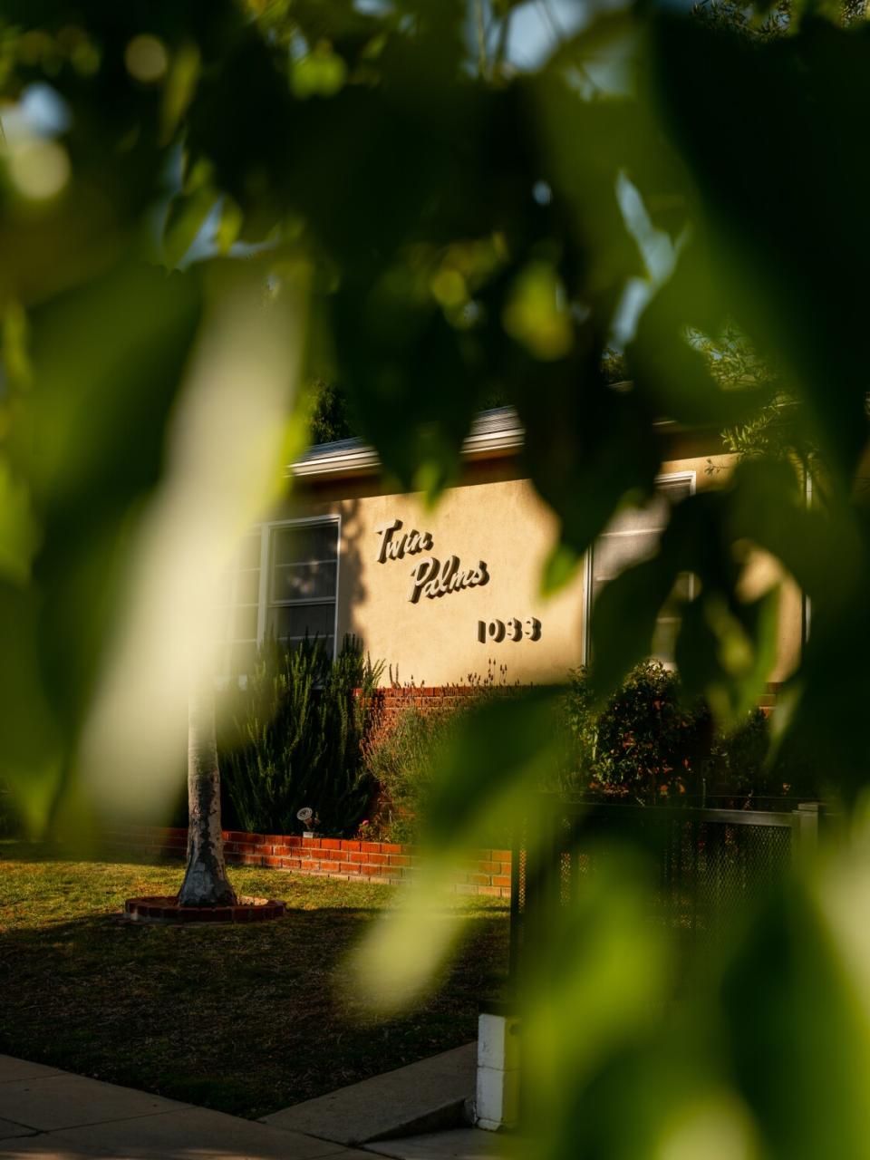 Apartment building sign that reads "Twin Palms 1033"