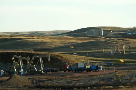 Multiple oil well sites are seen on the Fort Berthold Indian Reservation in North Dakota, November 1, 2014. REUTERS/Andrew Cullen