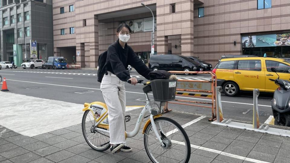 詩雅為了省錢每天騎腳踏車到公司上班