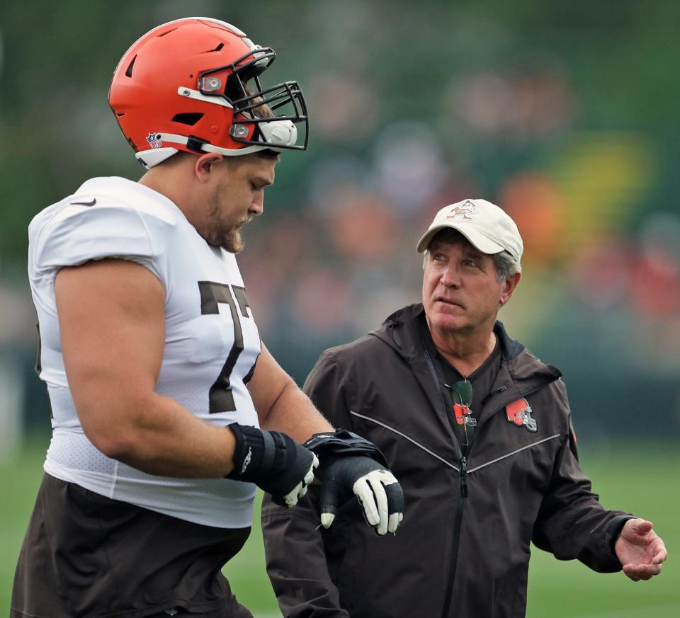 Browns offensive guard Wyatt Teller speaks with offensive line coach Bill Callahan during practice, Tuesday, Aug. 10, 2021, in Berea.