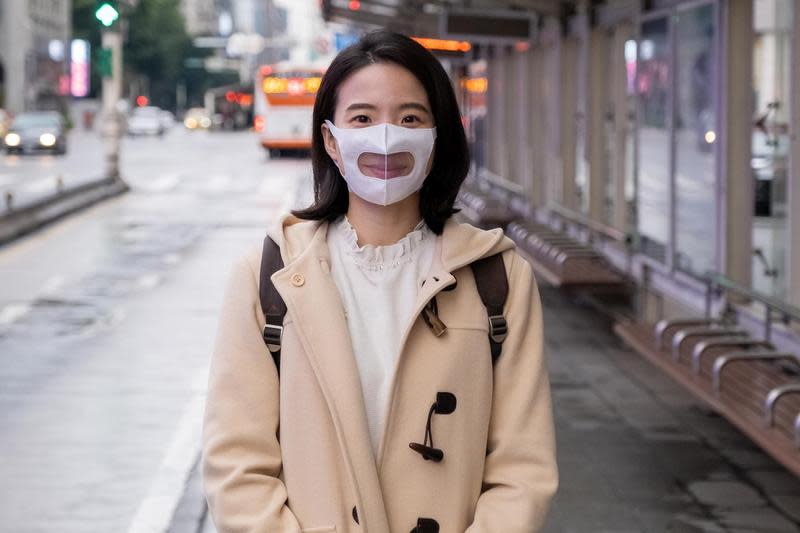 為幫助聽損者在疫情期間溝通無礙，台灣康匠研發出透明口罩，首批捐贈2萬片。（台灣康匠提供）