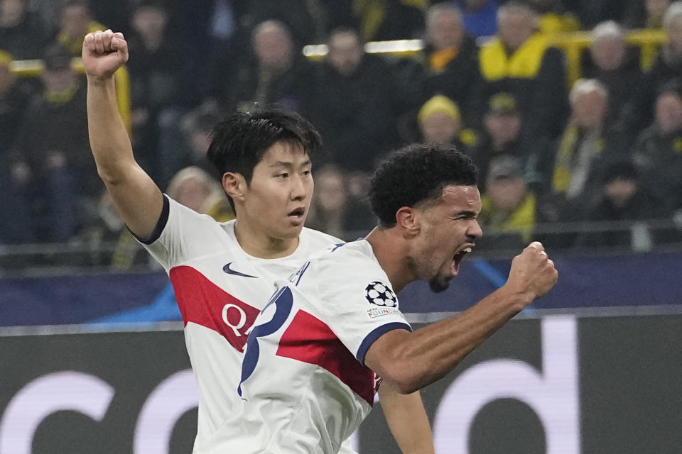 Warren Zaire-Emery del Paris Saint-Germain celebra con Lee Kang-in tras anotar el gol de su equipo en el encuentro ante el Borussia Dortmund en el Grupo F de la Liga de Campeones el miércoles 13 de diciembre del 2023. (AP Foto/Martin Meissner)