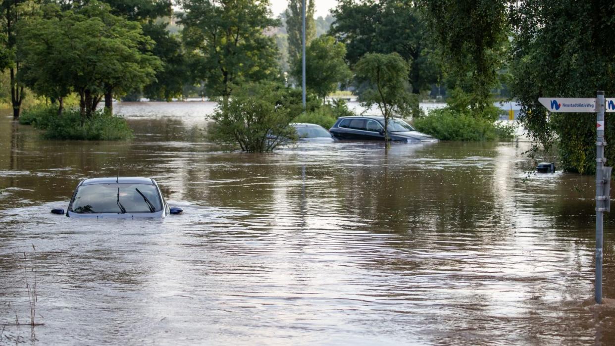 Autos am Freitag im Hochwasser, nachdem die Aisch über die Ufer getreten ist. Inzwischen hat sich die Lage wieder verbessert.