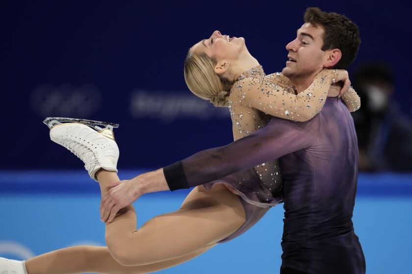 Los estadounidenses Alexa Knierim y Brandon Frazier compiten en el programa de patinaje artístico por parejas en los Juegos Olímpicos de Invierno 2022, el sábado 19 de febrero de 2022, en Beijing. (AP Foto/Natacha Pisarenko)