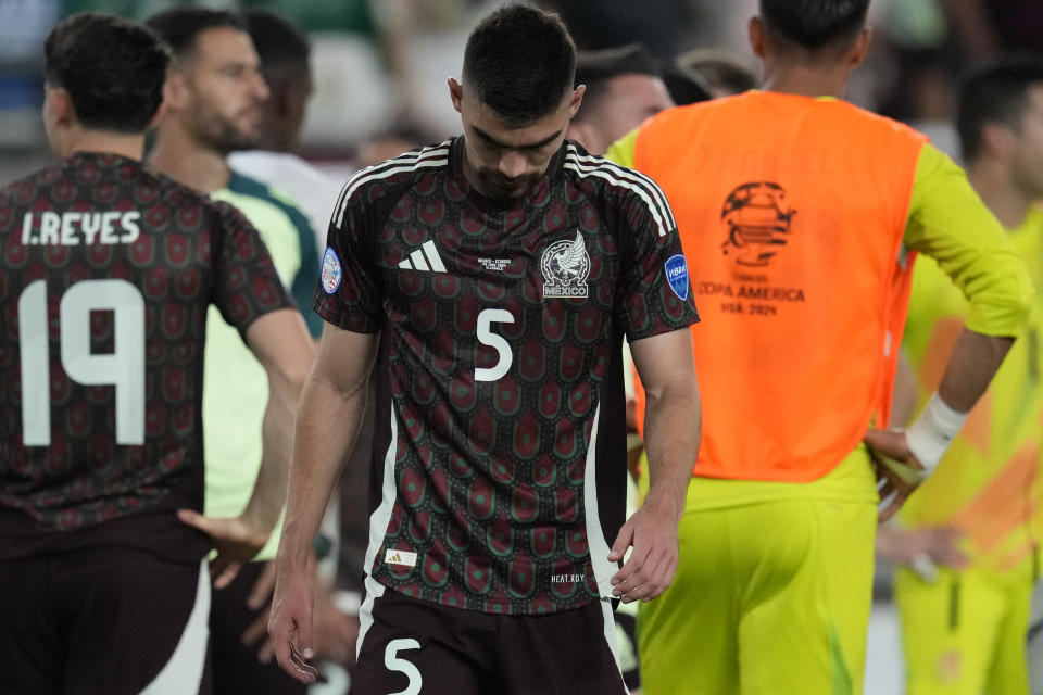 El zaguero mexicano Johan Vásquez reacciona al final del empate 0-0 contra Ecuador por el Grupo B de la Copa América, el domingo 30 de junio de 2024, en Glendale, Arizona. (AP Foto/Matt York)