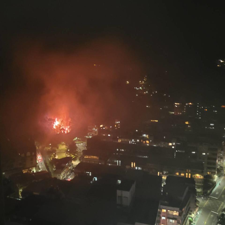 台北市信義區象山今天（21日）晚間大約7時驚傳發生火災。   圖：讀者/提供