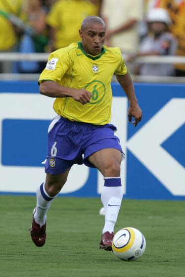 Roberto Carlos, de Brasil, regatea