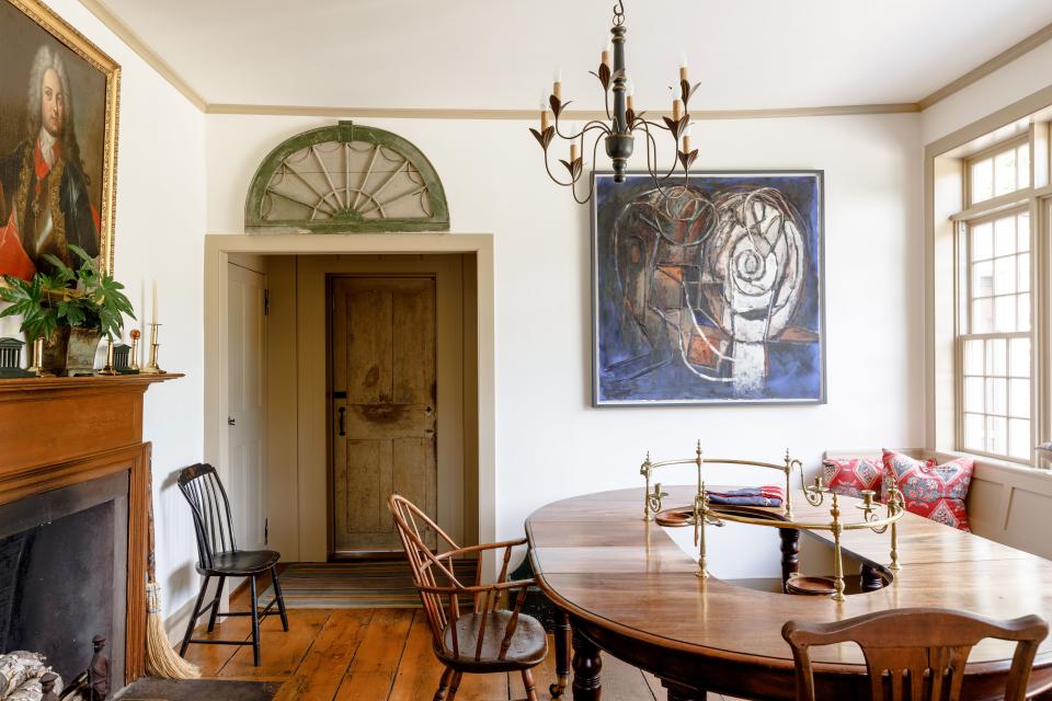 The home’s dining room displays Steinhart’s penchant for both the old and the new. The focal point is certainly the dining table, which is actually a rare William IV English hunt table. The art piece behind the table, however, is from Cuban painter Carlos Alfonzo.