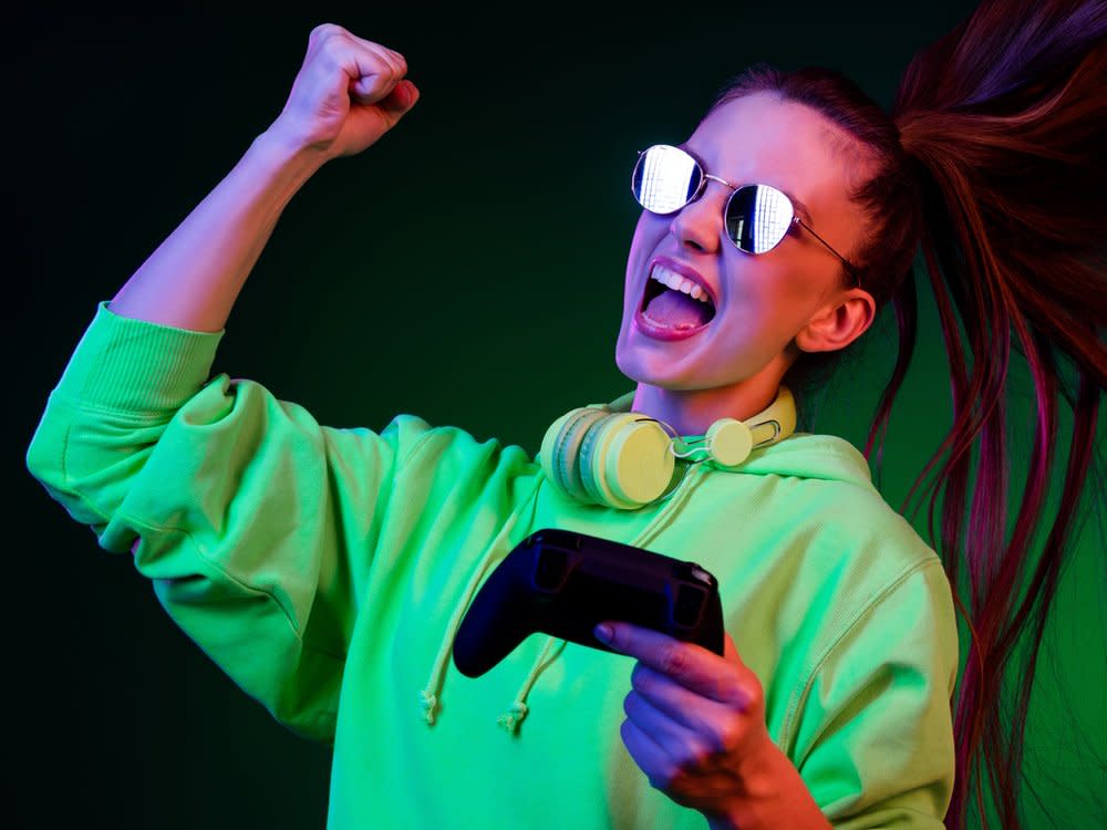 Egal ob Konsole, PC oder Smartphone: Bei Games können Spielerinnen und Spieler kräftig sparen. (Bild: Roman Samborskyi/Shutterstock.com)