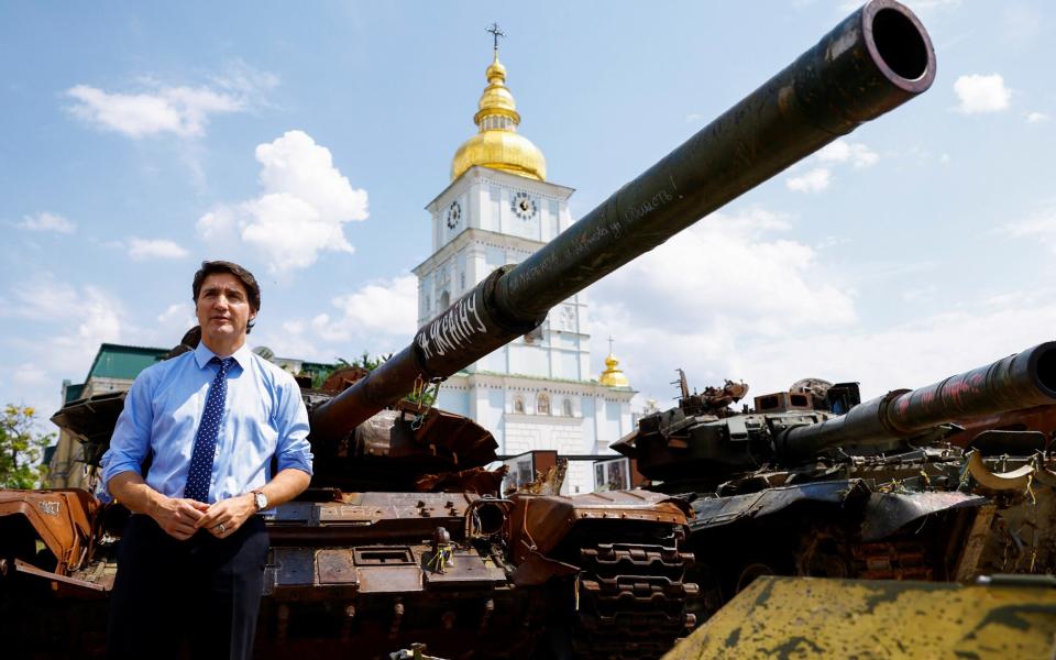 Canadian Prime Minister Justin Trudeau visits an exhibition of destroyed vehicles on the day of his visit at the Wall of Remembrance to pay tribute to killed Ukrainian soldiers, amid Russia's attack on Ukraine, in Kyiv, Ukraine June 10, 2023. REUTERS/Valentyn Ogirenko/Pool - REUTERS/Valentyn Ogirenko/Pool