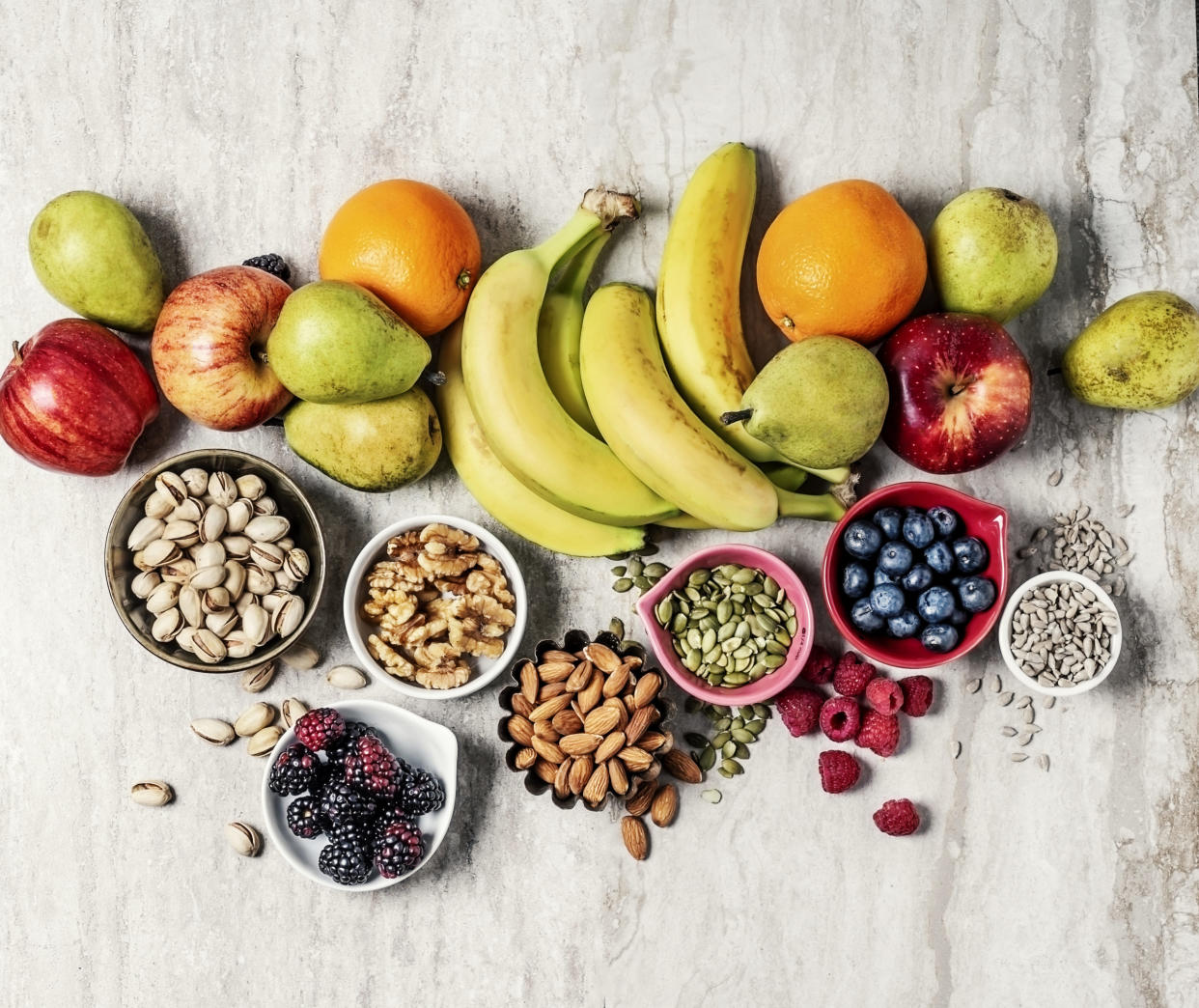 Hülsenfrüchte, Nüsse, Vitamin C: Wir verraten, welche Hausmittel beim Abnehmen helfen. - Copyright: Claudia Totir / Getty Images