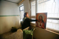 FILE PHOTO - A Christian woman inspects a home in the town of Bartella east of Mosul, Iraq, after it was liberated from Islamic State militants November 23, 2016. REUTERS/Khalid al Mousily