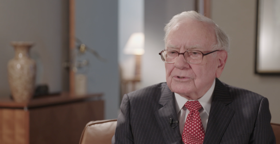 Momento de la entrevista de Warren Buffett con el editor jefe de Yahoo Finance, Andy Serwer. Foto: Yahoo Finance.