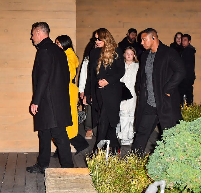 Kim Kardashian y Mariah Carey saliendo del restaurante Nobu junto a sus hijas