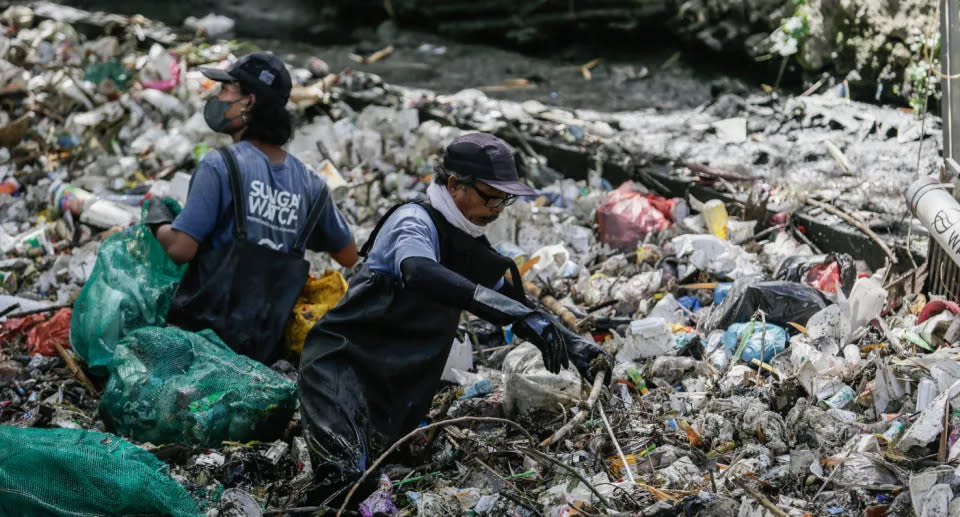 Umweltaktivisten sammeln Plastikmüll an einem verschmutzten Fluss in Denpasar, Bali. (Bild: Getty Images)