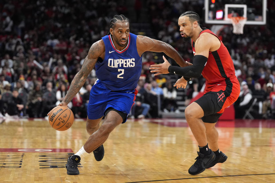 Houston Rockets' Dillon Brooks, right, defends against Los Angeles Clippers' Kawhi Leonard (2) during the second half of an NBA basketball game Wednesday, March 6, 2024, in Houston. The Clippers won 122-116. (AP Photo/David J. Phillip)