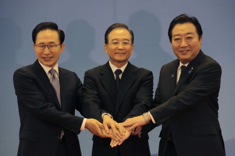 時任南韓總統的李明博、中國國務院總理溫家寶、日本首相野田佳彥，2012年在北京峰會中同意啟動中、日、韓自由貿易協定談判。