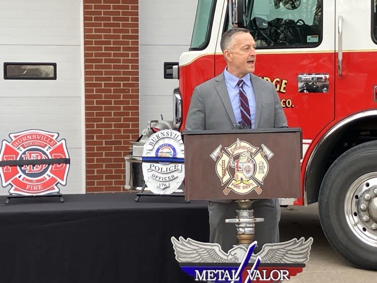 Retired Davenport police chief and Metal4Valor board member Paul Sikorski speaks at Wednesday’s press conference (photo by Jonathan Turner).