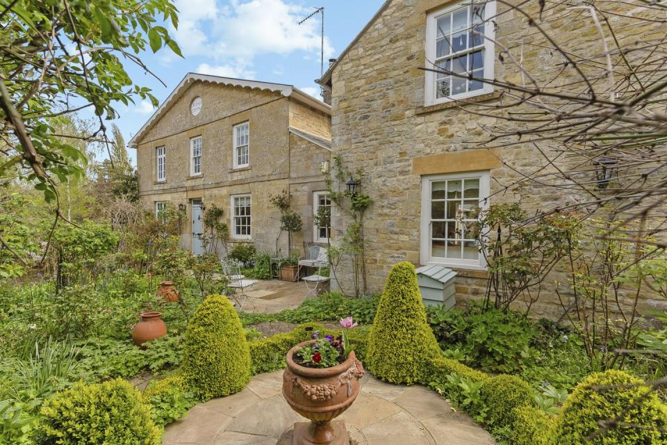 rose cottage for sale in the cotswolds