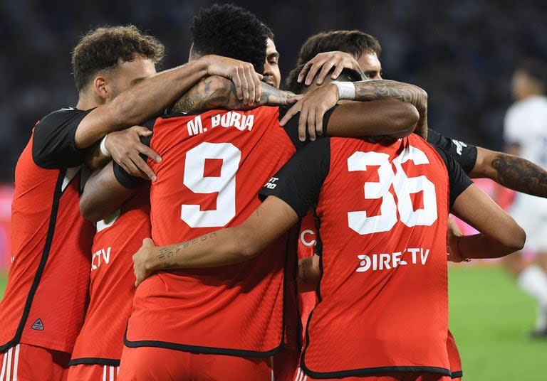 Todo River festeja uno de los goles en Córdoba ante Talleres, por la fecha 8 de la Liga Profesional