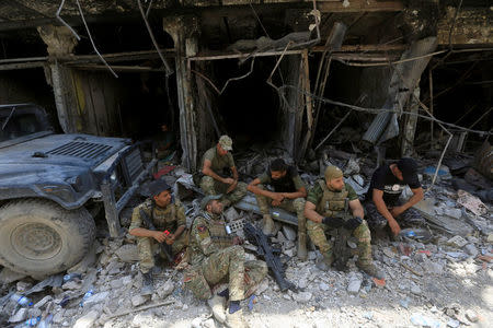 Members of the Emergency Response Division rest in the Old City of Mosul, Iraq July 9, 2017. REUTERS/Alaa Al-Marjani