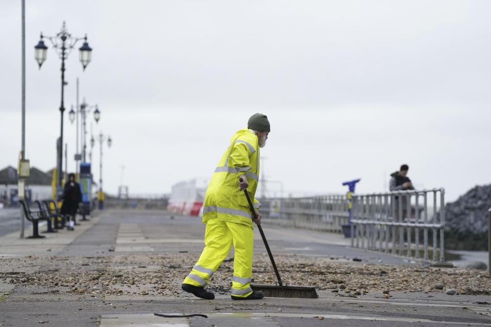 Un barrendero retira los restos del oleaje en la explanada Clarence, en Portsmouth, Inglaterra, el 2 de noviembre de 2023. (Andrew Matthews/PA vía AP)