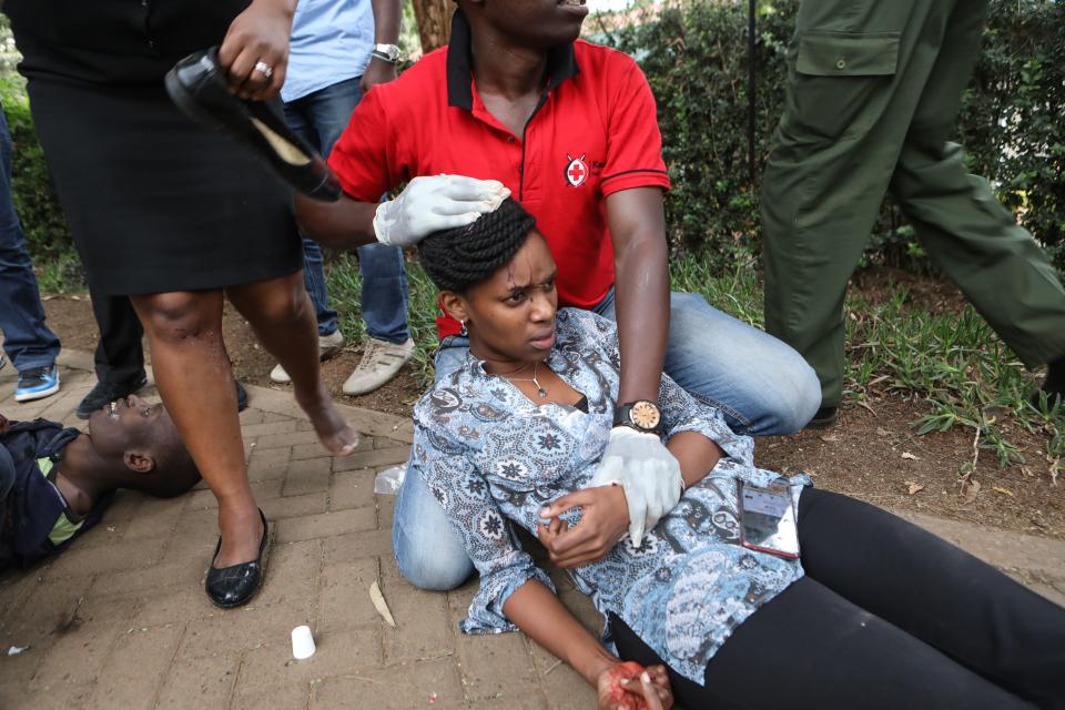 Kenyan RedCross workers provide first aid to injured victims during a terrorist attack in Nairobi, Kenya, Jan. 15, 2019. (Photo: Daniel Irungu/EPA-EFE/REX/Shutterstock)