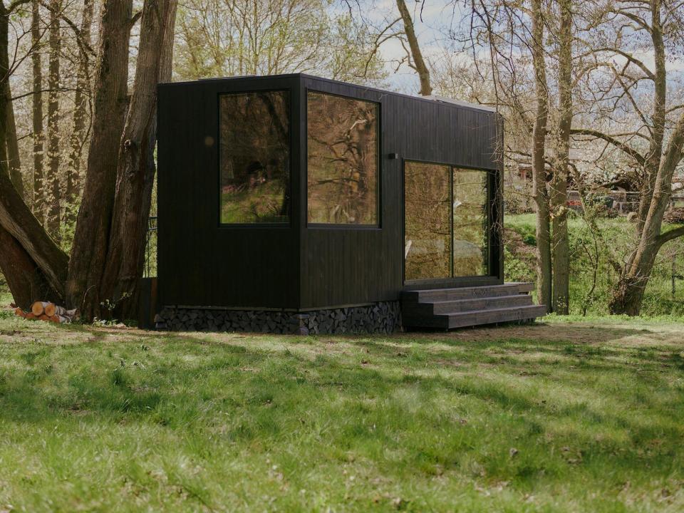 A Raus cabin in nature surrounded by trees