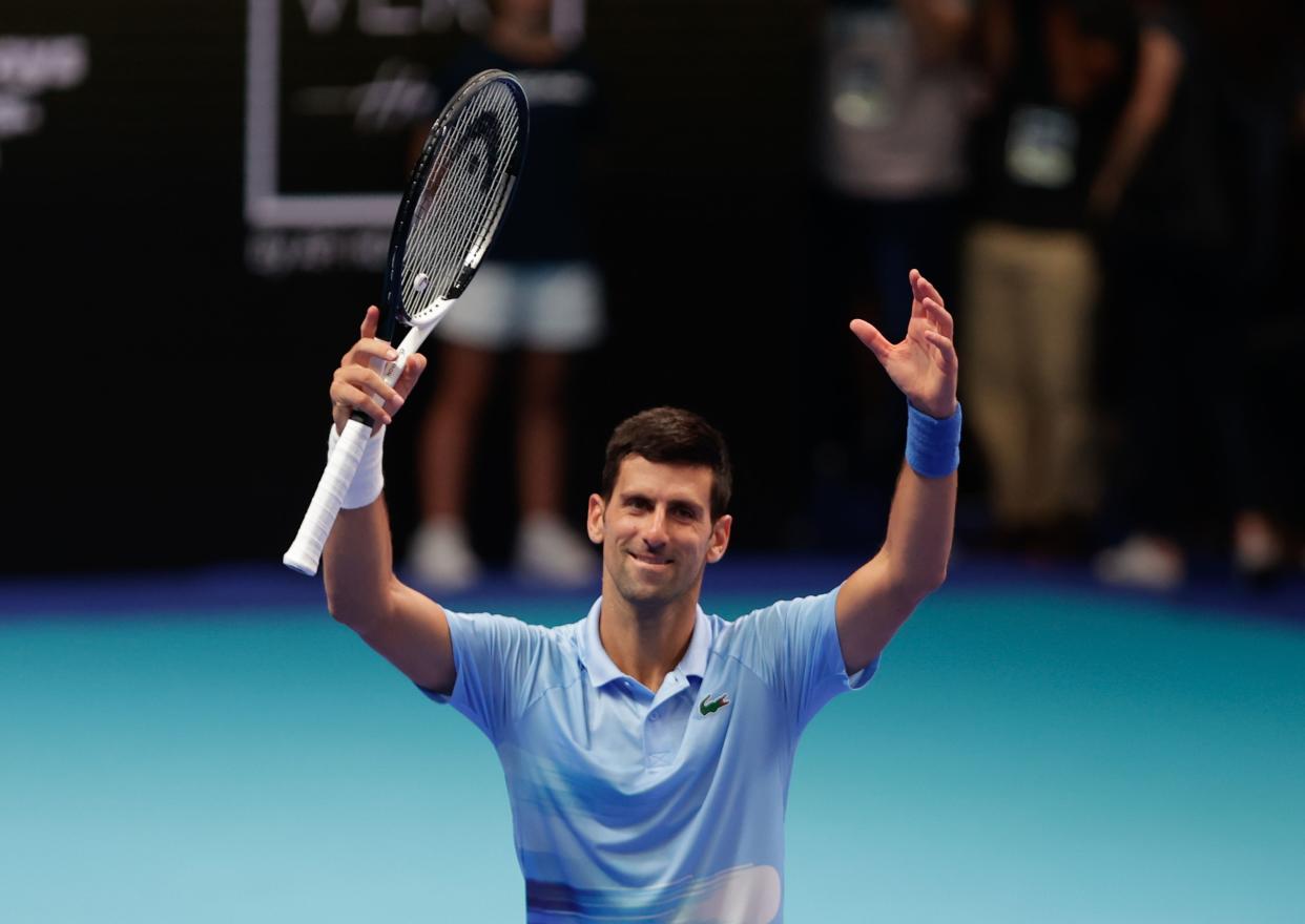 Novak Djokovic saluda al público en el reciente Torneo de Tel Aviv, en el que se alzó con la victoria. (Foto: Nir Keidar / Anadolu Agency / Getty Images).