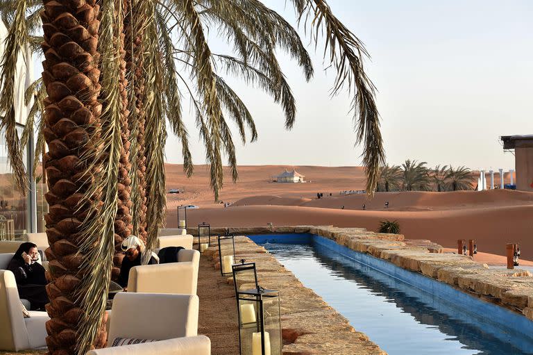 "Agua, palmeras, arena: el oasis lo tiene todo", afirma un guía saudí a los visitantes, rodeado de autos Maserati o Bentley. (FAYEZ NURELDINE/AFP)<