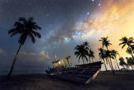 <p>A view of the Milky Way at night from a beach in Terengganu, Malaysia. (Photo: Grey Chow/Caters News) </p>
