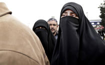 <p>Asmaa, the daughter of Sheik Omar Abdel-Rahman, who was convicted of plotting terror attacks in New York City in the decade before 9/11, looks at a vehicle carrying her father’s coffin at Cairo International Airport in Egypt, Feb. 22, 2017. (Photo: Nariman El-Mofty/AP) </p>