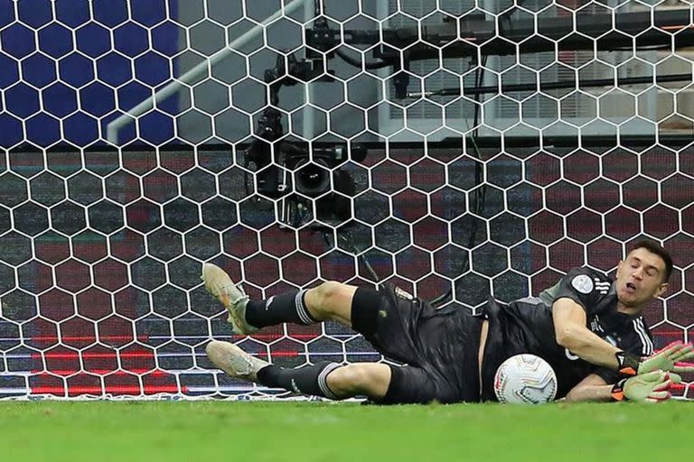 Emiliano Martinez ataja el ultimo penal contra Colombia, el tiro de Cardona