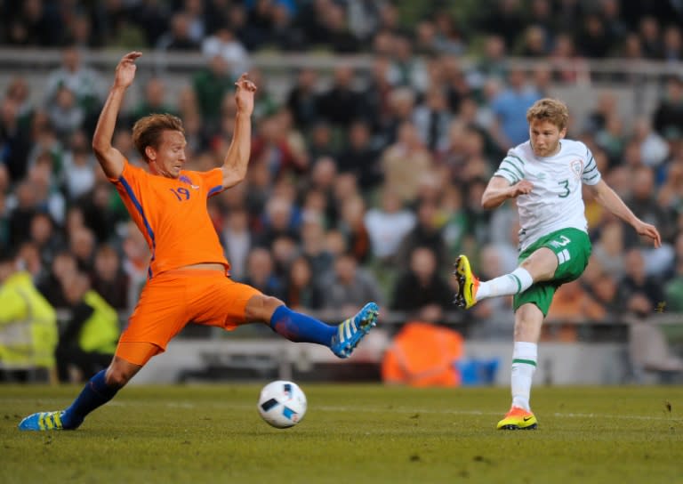 Ireland's Eunan O'Kane (R) takes a shot as Netherlands striker Luuk de Jong challenges during the friendly in Dublin, on May 27, 2016