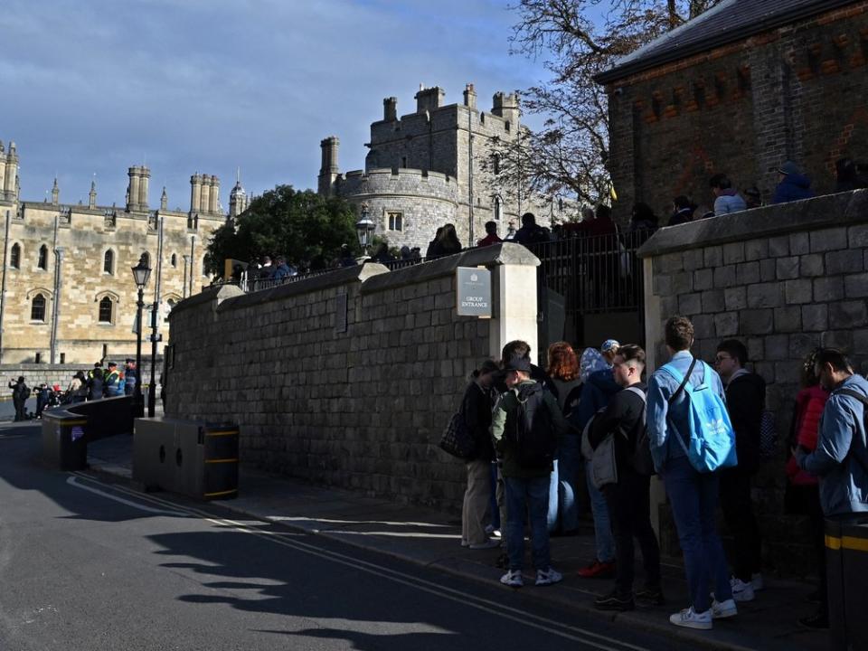 Warteschlange vor Schloss Windsor: Fans wollen die letzte Ruhestätte Ihrer Majestät sehen. (Bild: GLYN KIRK / AFP / Getty Images)