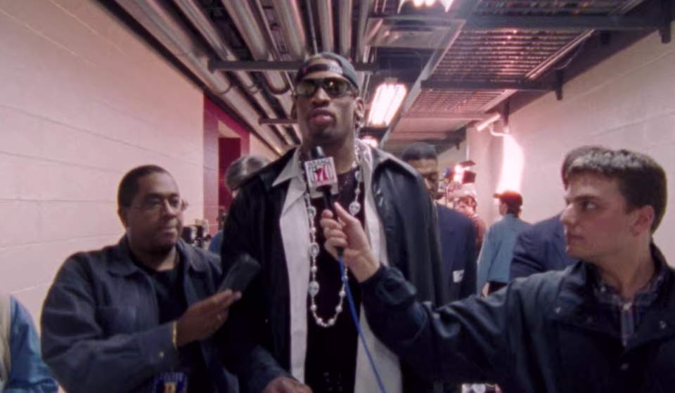 Dennis Rodman surrounded by reporters in Netflix's The Last Dance.